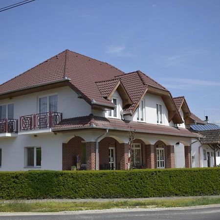 Főnix Apartmanház Nagypáli Esterno foto