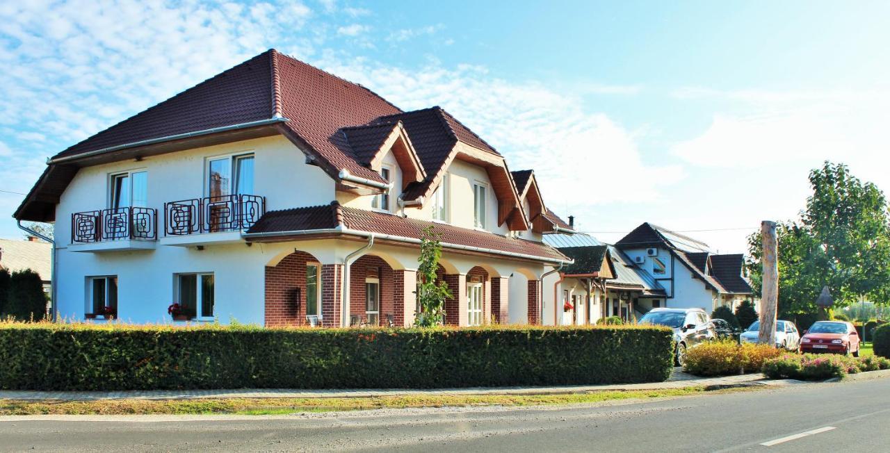 Főnix Apartmanház Nagypáli Esterno foto