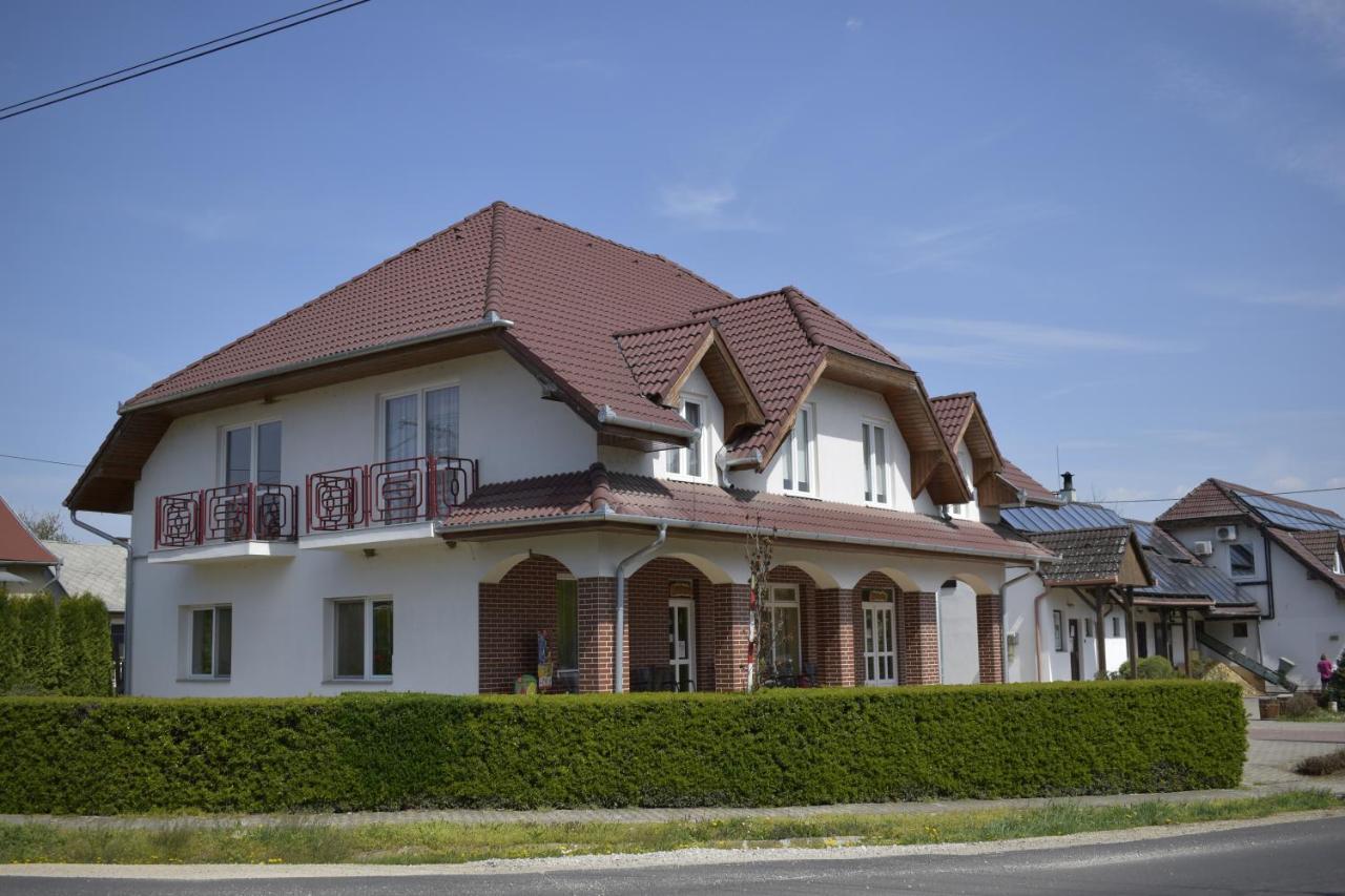 Főnix Apartmanház Nagypáli Esterno foto